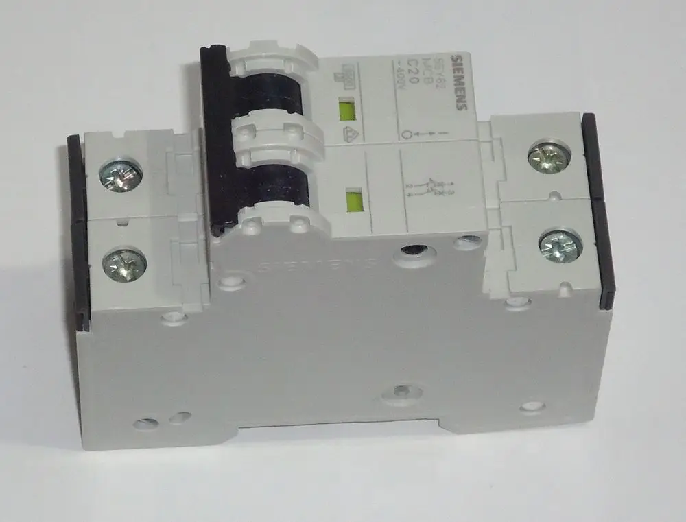 Sicherungsautomat von Daikin in kompaktem Design mit Schraubanschlüssen, auf einem weißen Hintergrund. Separate grüne Statusanzeigen.